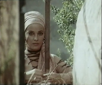 行走在古罗马建筑里的神秘女人剧照的剧照