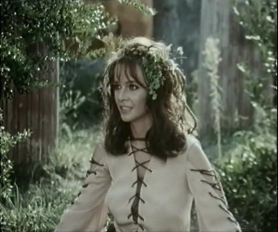 行走在古罗马建筑里的神秘女人剧照的剧照