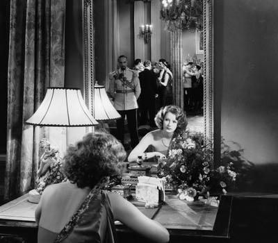 神秘女人剧照的剧照