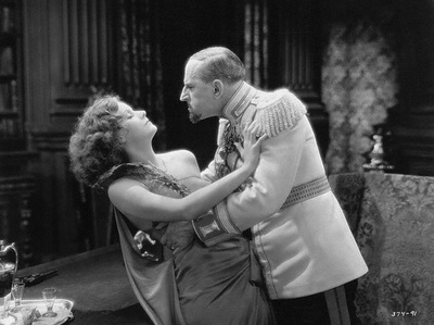 神秘女人剧照的剧照