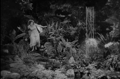 神秘女人剧照的剧照