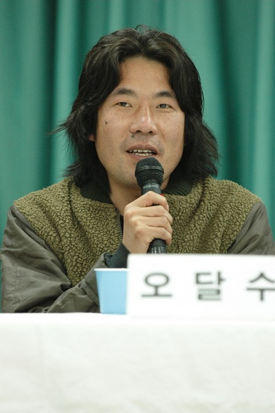 殴打诱发者剧照的剧照