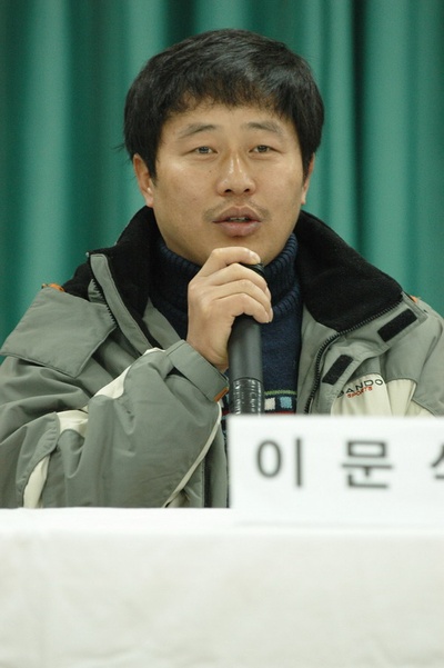 殴打诱发者剧照的剧照