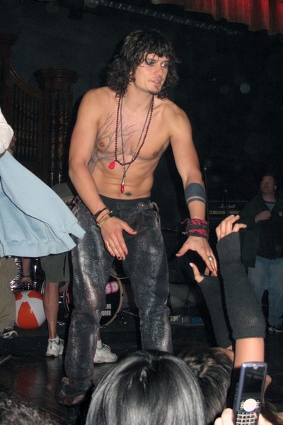 坐拥怜悯剧照的剧照