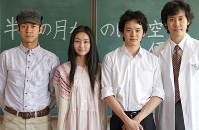 仰望半月的夜空剧照的剧照