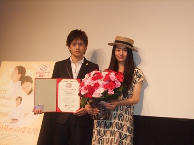 仰望半月的夜空剧照的剧照