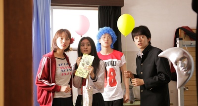 仰望半月的夜空剧照的剧照