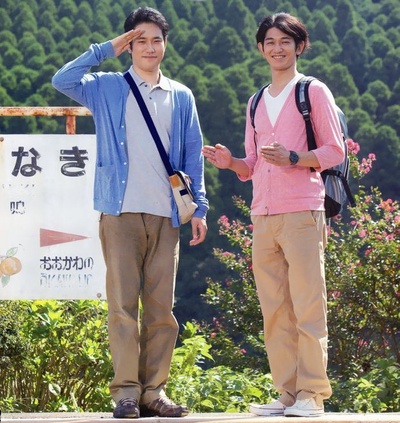 乘列车前行剧照的剧照