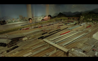 乘列车前行剧照的剧照