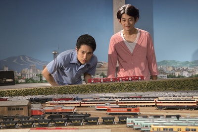 乘列车前行剧照的剧照