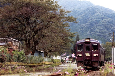 乘列车前行剧照的剧照