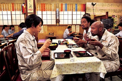 乘列车前行剧照的剧照