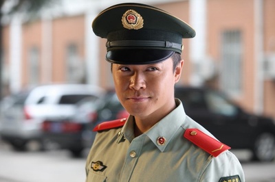 霓虹灯下新哨兵剧照的剧照