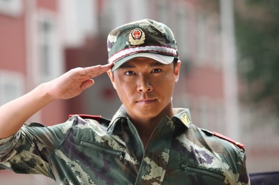 霓虹灯下新哨兵剧照的剧照