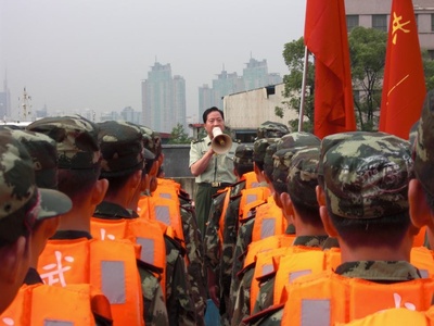 霓虹灯下新哨兵剧照的剧照