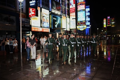 霓虹灯下新哨兵剧照的剧照
