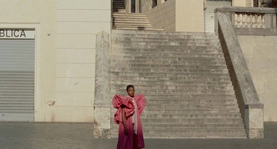 踉跄女孩剧照的剧照