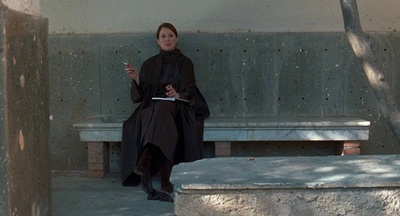 踉跄女孩剧照的剧照