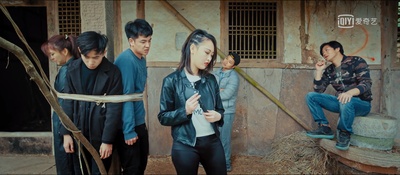 头戴鲜花的男人之英雄泪剧照的剧照