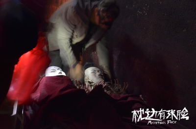 枕边有张脸剧照的剧照