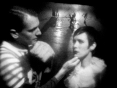 懦夫跪下剧照的剧照