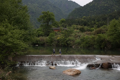 小河亲过我的脸剧照的剧照