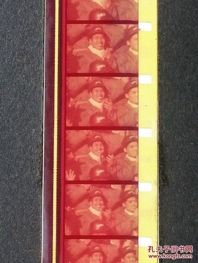 华主席到唐山看望英雄人民剧照的剧照