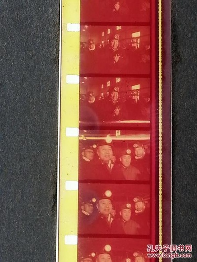 华主席到唐山看望英雄人民剧照的剧照