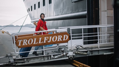 明媚的夜剧照的剧照