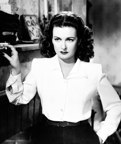 海滩上的女人剧照的剧照