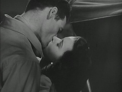 海滩上的女人剧照的剧照