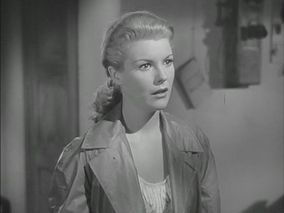 海滩上的女人剧照的剧照