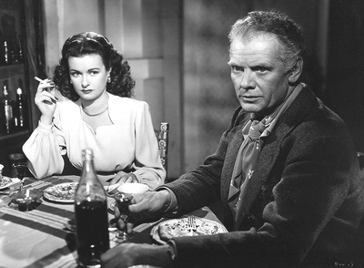 海滩上的女人剧照的剧照