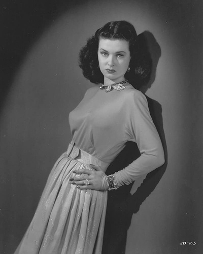 海滩上的女人剧照的剧照