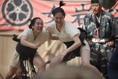 菊与断头台剧照的剧照