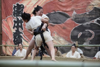 菊与断头台剧照的剧照