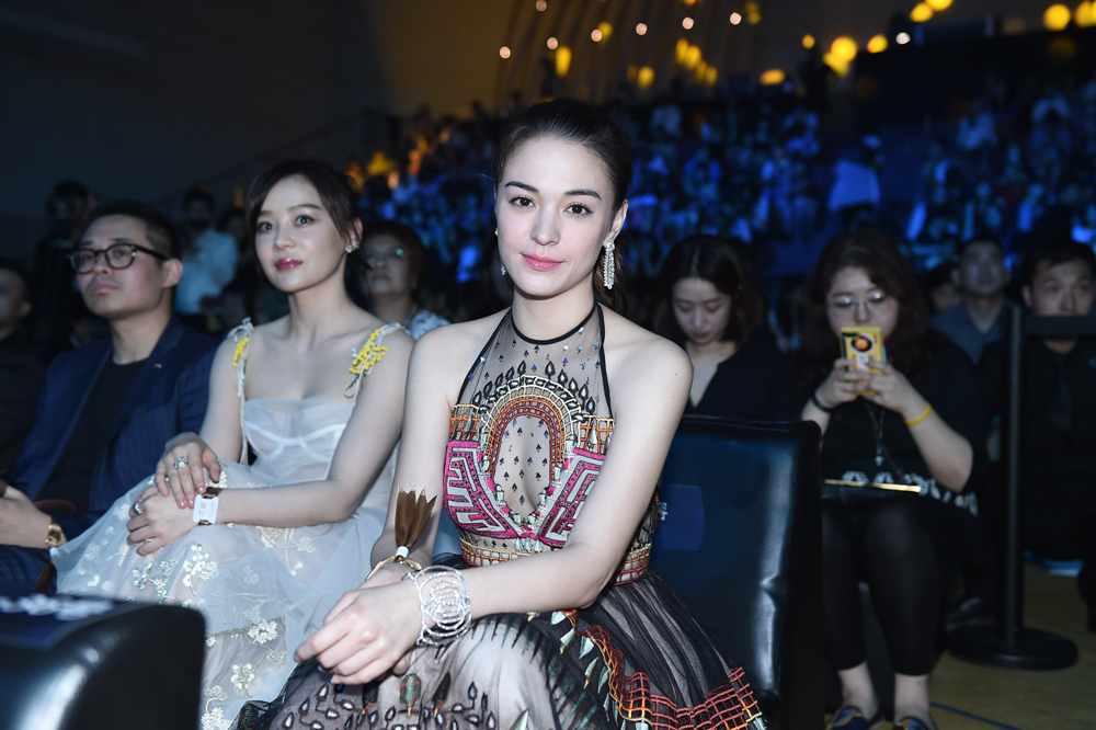 逗爱熊仁镇剧照的剧照