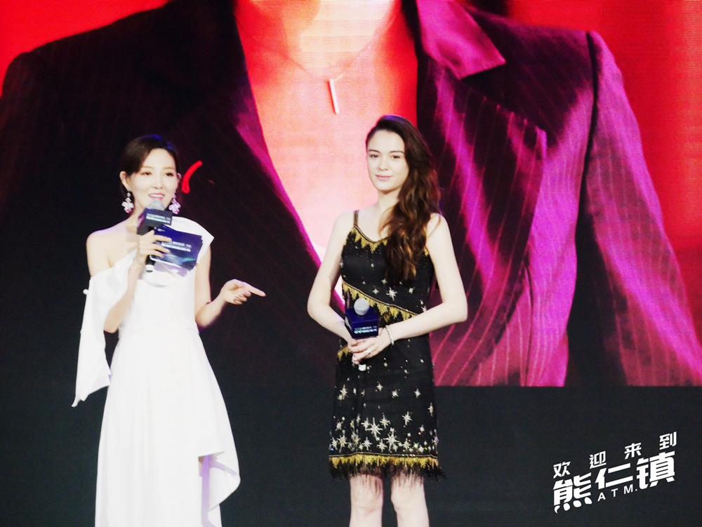 逗爱熊仁镇剧照的剧照