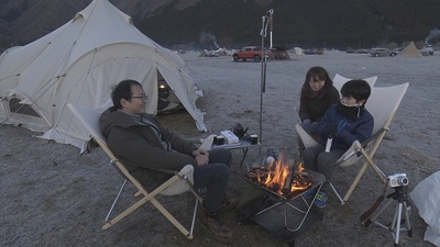 嚴冬的露營場眺望富士山剧照的剧照