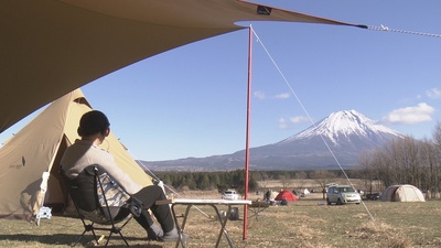 嚴冬的露營場眺望富士山剧照的剧照