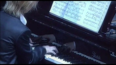 Yoshiki Symphonic Concert 2002 with Tokyo City Philharmonic Orchestra Featuring Violet UK剧照的剧照