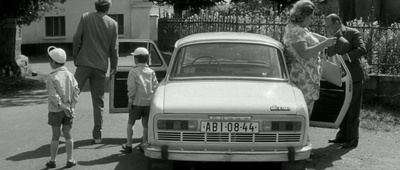 买了新车的霍莫尔卡剧照的剧照