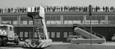 买了新车的霍莫尔卡剧照的剧照