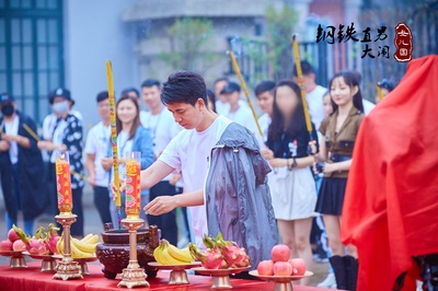 羞答答的铁男剧照的剧照