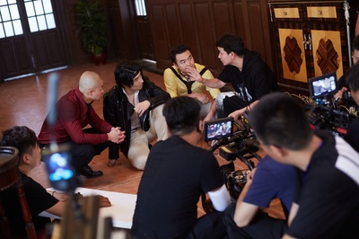 羞答答的铁男剧照的剧照