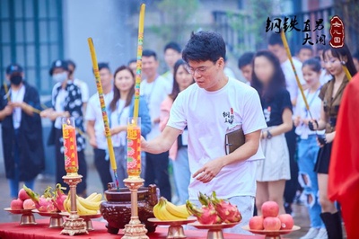 羞答答的铁男剧照的剧照