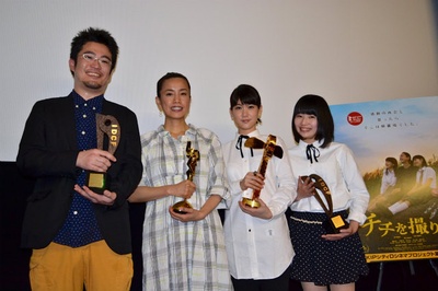 帮老爸拍张照剧照的剧照