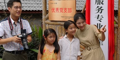 村里来了新闻官剧照的剧照