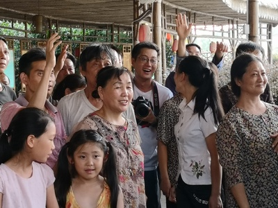 村里来了新闻官剧照的剧照