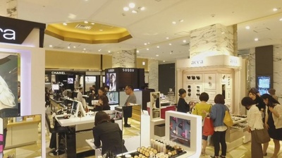 纪实72小时 百货店化妆品楼层的女性们剧照的剧照